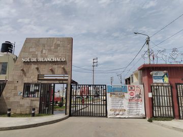 VENTA CASA FRENTE A PARQUE EN URB. 