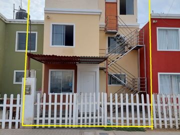 VENTA CASA FRENTE A PARQUE EN URB. 