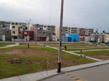 VENTA CASA FRENTE A PARQUE EN URB. 