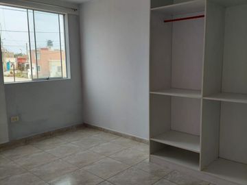 VENTA CASA FRENTE A PARQUE EN URB. 