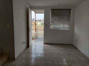 VENTA CASA FRENTE A PARQUE EN URB. 