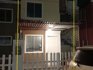 VENTA CASA FRENTE A PARQUE EN URB. 