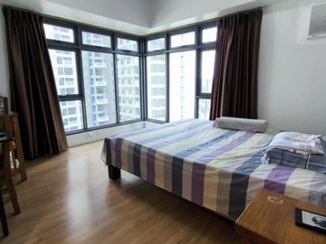 Corner Unit For Sale in Solstice Tower, Makati City