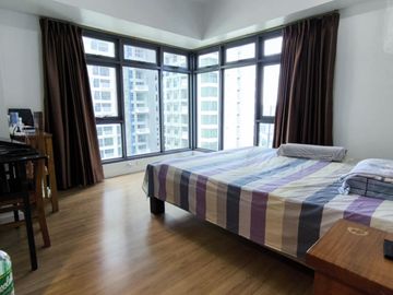 Corner Unit For Sale in Solstice Tower, Makati City