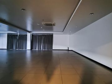 Corner Unit For Sale in Solstice Tower, Makati City