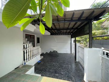 Rumah 2 lantai Parkit di Sektor 2 - Bintaro, Jakarta Selatan