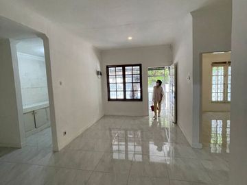 Rumah 2 lantai Parkit di Sektor 2 - Bintaro, Jakarta Selatan