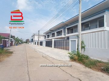 ทาวน์เฮาส์ หมู่บ้าน กฤษดาเพลส หลังริม เนื้อที่ 34 ตรว. ถนนกาญจนาภิเษก ต.คลองห้า อ.คลองหลวง จ.ปทุมธานี