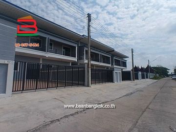ทาวน์เฮาส์ หมู่บ้าน กฤษดาเพลส หลังริม เนื้อที่ 34 ตรว. ถนนกาญจนาภิเษก ต.คลองห้า อ.คลองหลวง จ.ปทุมธานี