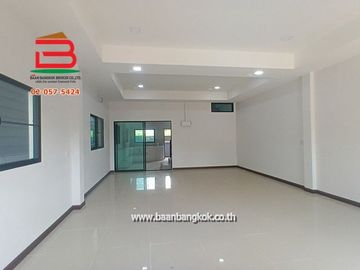 ทาวน์เฮาส์ หมู่บ้าน กฤษดาเพลส หลังริม เนื้อที่ 34 ตรว. ถนนกาญจนาภิเษก ต.คลองห้า อ.คลองหลวง จ.ปทุมธานี