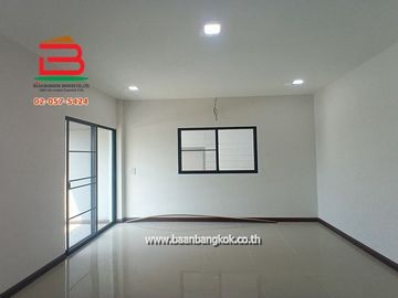 ทาวน์เฮาส์ หมู่บ้าน กฤษดาเพลส หลังริม เนื้อที่ 34 ตรว. ถนนกาญจนาภิเษก ต.คลองห้า อ.คลองหลวง จ.ปทุมธานี