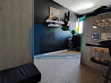 SE VENDE LINDA CASA CON PISCINA