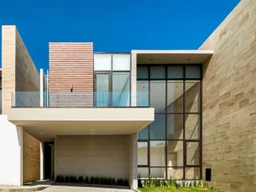 Casa en venta en Bosque Real con amenidades, 3 recámaras