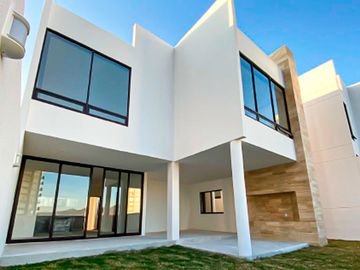 Casa en venta en Bosque Real con amenidades, 3 recámaras