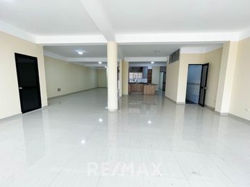 Vendo Departamento De Estreno En 1Er Piso - Frente A Parque - Sjl