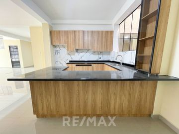 Vendo Departamento De Estreno En 1Er Piso - Frente A Parque - Sjl