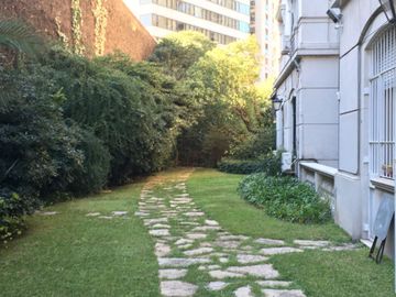 Excelente Departamento en Edificio de Gran Categoría - Recoleta