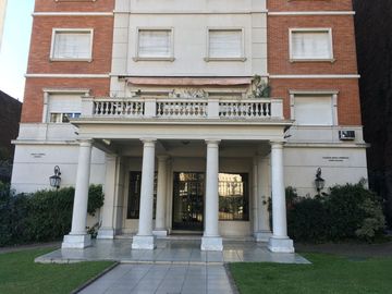 Excelente Departamento en Edificio de Gran Categoría - Recoleta