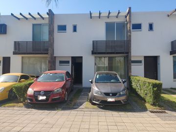 CASA EN VENTA EN CONJUNTO A POCOS MINUTOS DE BLVD. FORJADORES