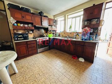 Ocasion Se Vende Casa De Tres Pisos En Palermo/ 320 M2 A.T./ 360 A.C./ $270,000.00