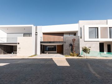 CASA MODERNA CASA DE 5 RECÁMARAS EN LOMAS DE ANGELOPOLIS 3 - ENTREGA INMEDIATA