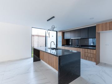CASA MODERNA CASA DE 5 RECÁMARAS EN LOMAS DE ANGELOPOLIS 3 - ENTREGA INMEDIATA