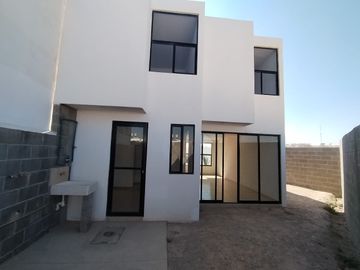 CASA EN PREVENTA A 10 MIN DE ZONA INDUSTRIAL MUY AMPLIA SAN LUIS POTOSI