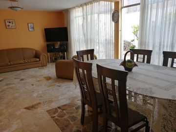 Oferta ! Bajó de precio de venta de casa en calle residencial !