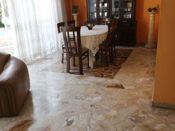 Oferta ! Bajó de precio de venta de casa en calle residencial !