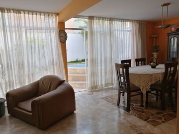 Oferta ! Bajó de precio de venta de casa en calle residencial !