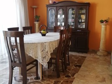 Oferta ! Bajó de precio de venta de casa en calle residencial !