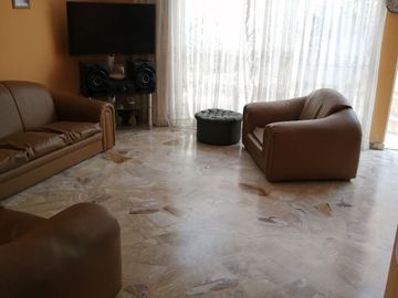 Oferta ! Bajó de precio de venta de casa en calle residencial !