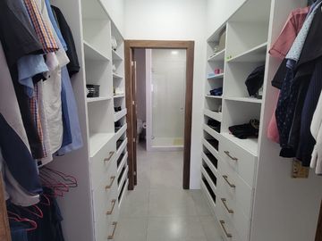 En venta  moderna y lujosa casa full amoblada en Ciudad Celeste, via a Samborondon