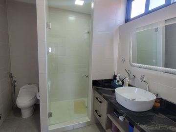 En venta  moderna y lujosa casa full amoblada en Ciudad Celeste, via a Samborondon