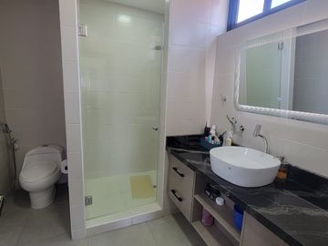 En venta  moderna y lujosa casa full amoblada en Ciudad Celeste, via a Samborondon