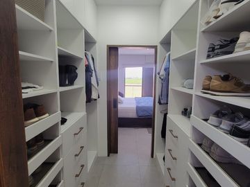 En venta  moderna y lujosa casa full amoblada en Ciudad Celeste, via a Samborondon