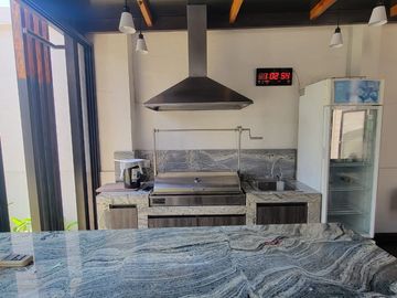 En venta  moderna y lujosa casa full amoblada en Ciudad Celeste, via a Samborondon