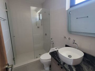 En venta  moderna y lujosa casa full amoblada en Ciudad Celeste, via a Samborondon