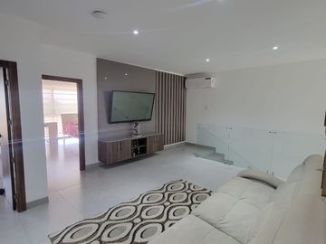 En venta  moderna y lujosa casa full amoblada en Ciudad Celeste, via a Samborondon