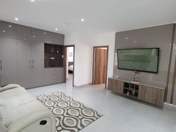 En venta  moderna y lujosa casa full amoblada en Ciudad Celeste, via a Samborondon