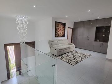 En venta  moderna y lujosa casa full amoblada en Ciudad Celeste, via a Samborondon