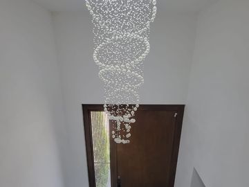 En venta  moderna y lujosa casa full amoblada en Ciudad Celeste, via a Samborondon