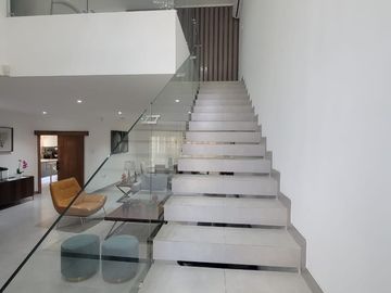En venta  moderna y lujosa casa full amoblada en Ciudad Celeste, via a Samborondon