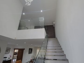 En venta  moderna y lujosa casa full amoblada en Ciudad Celeste, via a Samborondon