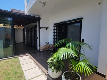 En venta  moderna y lujosa casa full amoblada en Ciudad Celeste, via a Samborondon