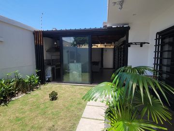 En venta  moderna y lujosa casa full amoblada en Ciudad Celeste, via a Samborondon