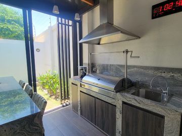 En venta  moderna y lujosa casa full amoblada en Ciudad Celeste, via a Samborondon