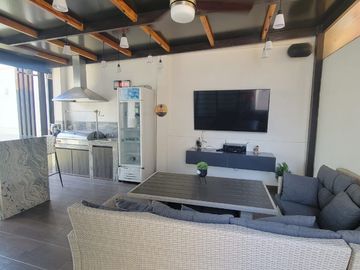 En venta  moderna y lujosa casa full amoblada en Ciudad Celeste, via a Samborondon