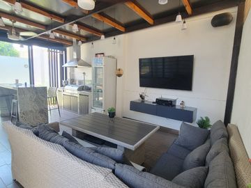 En venta  moderna y lujosa casa full amoblada en Ciudad Celeste, via a Samborondon