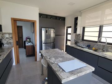 En venta  moderna y lujosa casa full amoblada en Ciudad Celeste, via a Samborondon